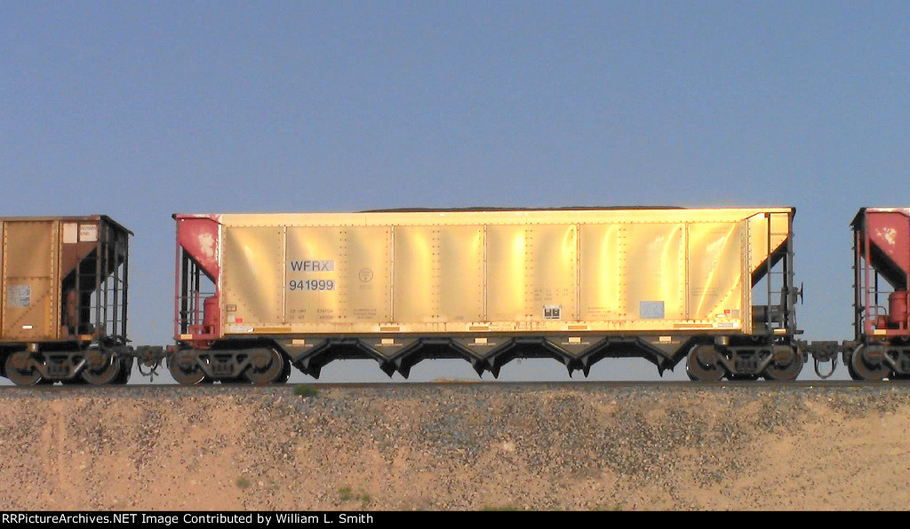 WB Unit Loaded Hooper Frt at Erie NV W-Pshr -65